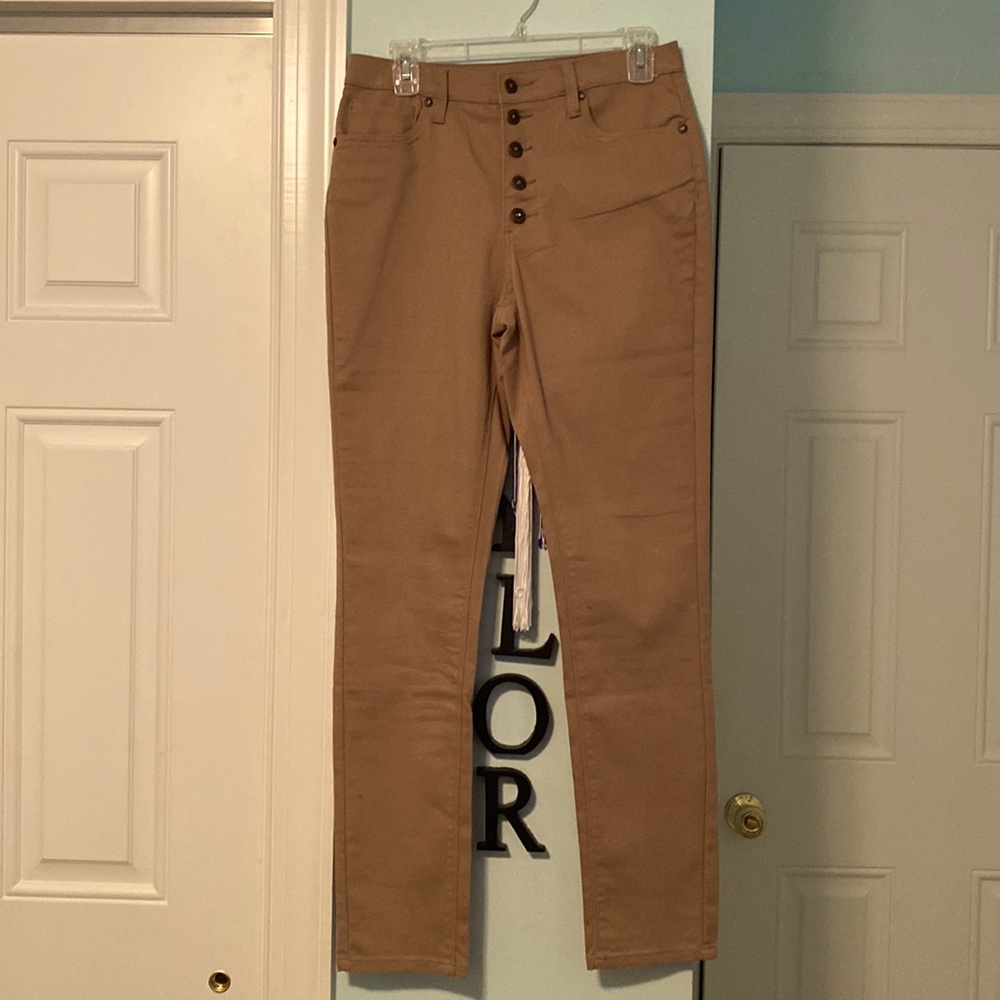 Super fun pants!! Look at the button fly and the accent on the buttons😊